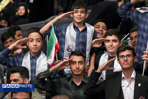 دیدار هزاران نفر از دانش‌آموزان و دانشجویان با رهبر انقلاب