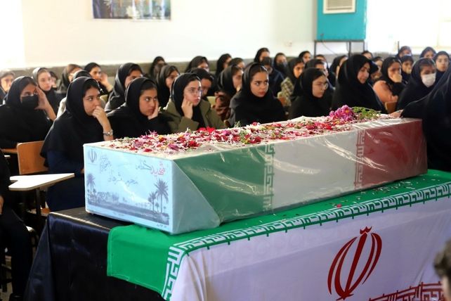 میزبانی هنرجویان هنرستان دکتر حسابی شهر محلات از پیکر شهید گمنام دفاع مقدس 