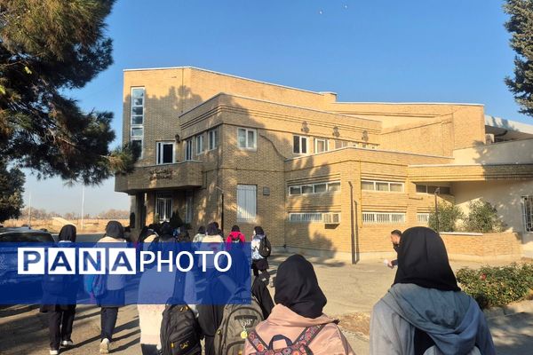 بازدید دانش‌آموزان فرزانگان۱ از مجتمع تحقیقاتی عصر انقلاب