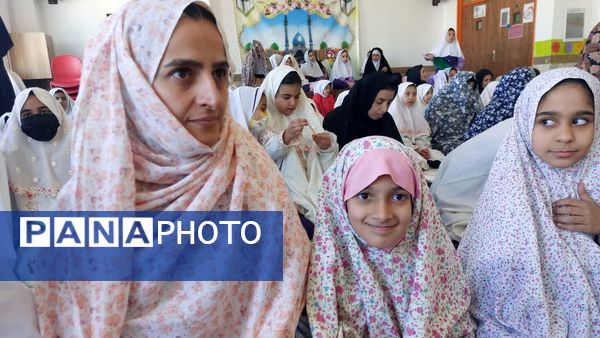 نماز مادر و دختری به مناسبت روز دانش‌آموز در دبستان دخترانه اندیشه