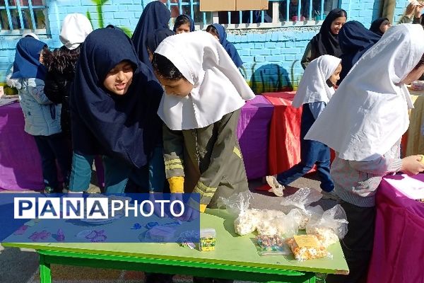 برپایی بازارچه درون مدرسه‌ای در دبستان ربابه هاشمیان یزدی شیروان