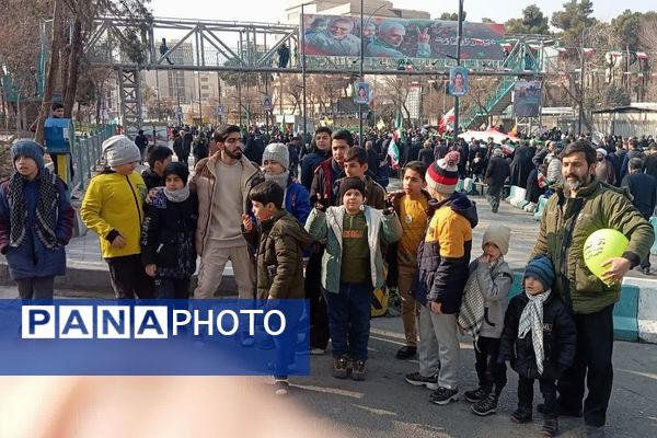 حضور اقشار مختلف شهرری در جشن پیروزی انقلاب 