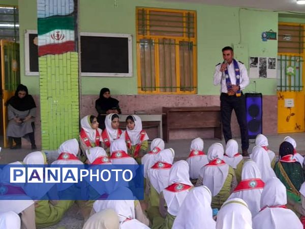 بازدید مدرس کشوری از فعالیت‌های سازمان دانش‌آموزی شهرستان میناب 