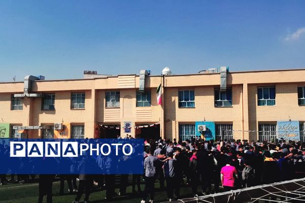جشن آواها به‌مناسبت دهه فجر در دبیرستان هاشمی رفسنجانی ناحیه 4