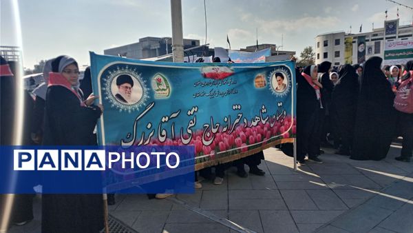 راهپیمایی به مناسبت ۱۳ آبان در میدان شهدا 