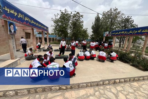 ادای احترام جمعیت هلال‌احمر بانه به شهدا در هفته هلال‌احمر
