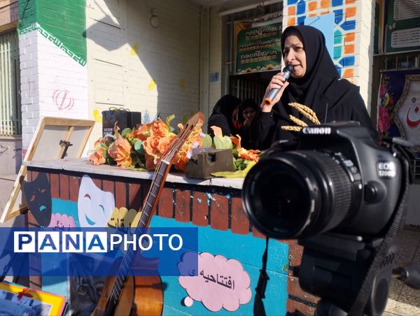 رونمایی از استعدادهای هنری دانشآموزان در نمایشگاه فرهنگ و هنر دبیرستان هاجر بیرجند