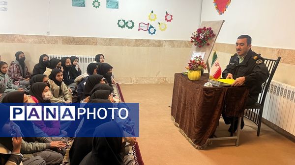 کارگاه آموزشی آسیب های اجتماعی در دبیرستان دخترانه امید