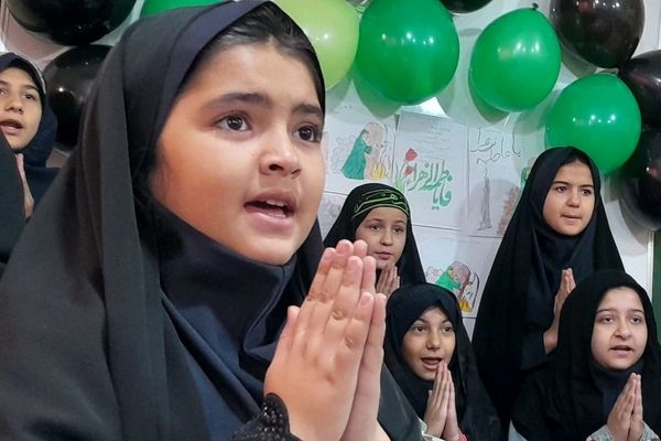 طنین نوای عشق و عزا؛ مراسم عزاداری دهه دوم فاطمیه در مدارس بهارستان‌دو