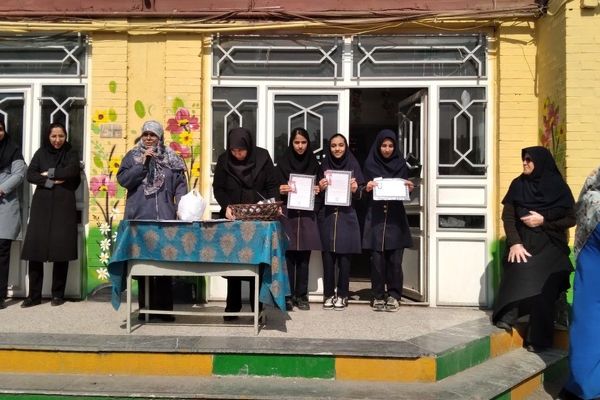 تقدیر از دانش‌آموزان ممتاز در دبیرستان دخترانه دلیری