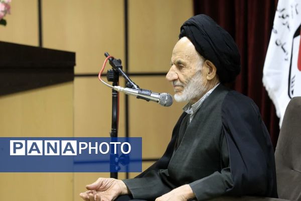 جلسه گرامیداشت و تجلیل از پدران و مادران شهدا 