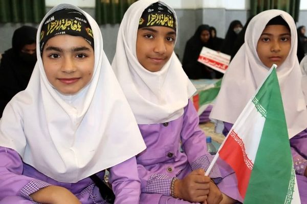 هم‌زمان با عطر فاطمی، فریاد استکبارستیزی در قلعه‌گنج طنین‌انداز شد