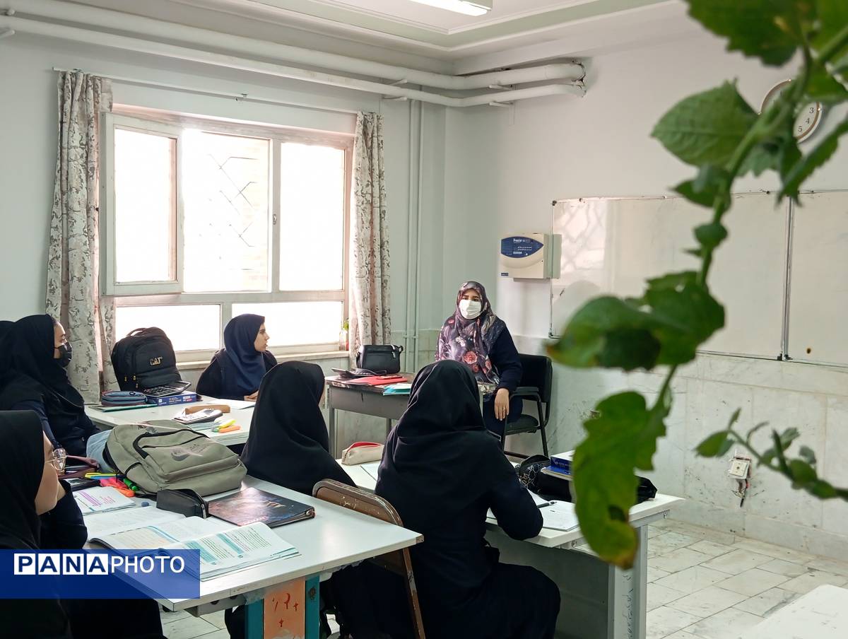 تیم مشاوره استان در هنرستان حضرت زهرا(س) شهرستان بن