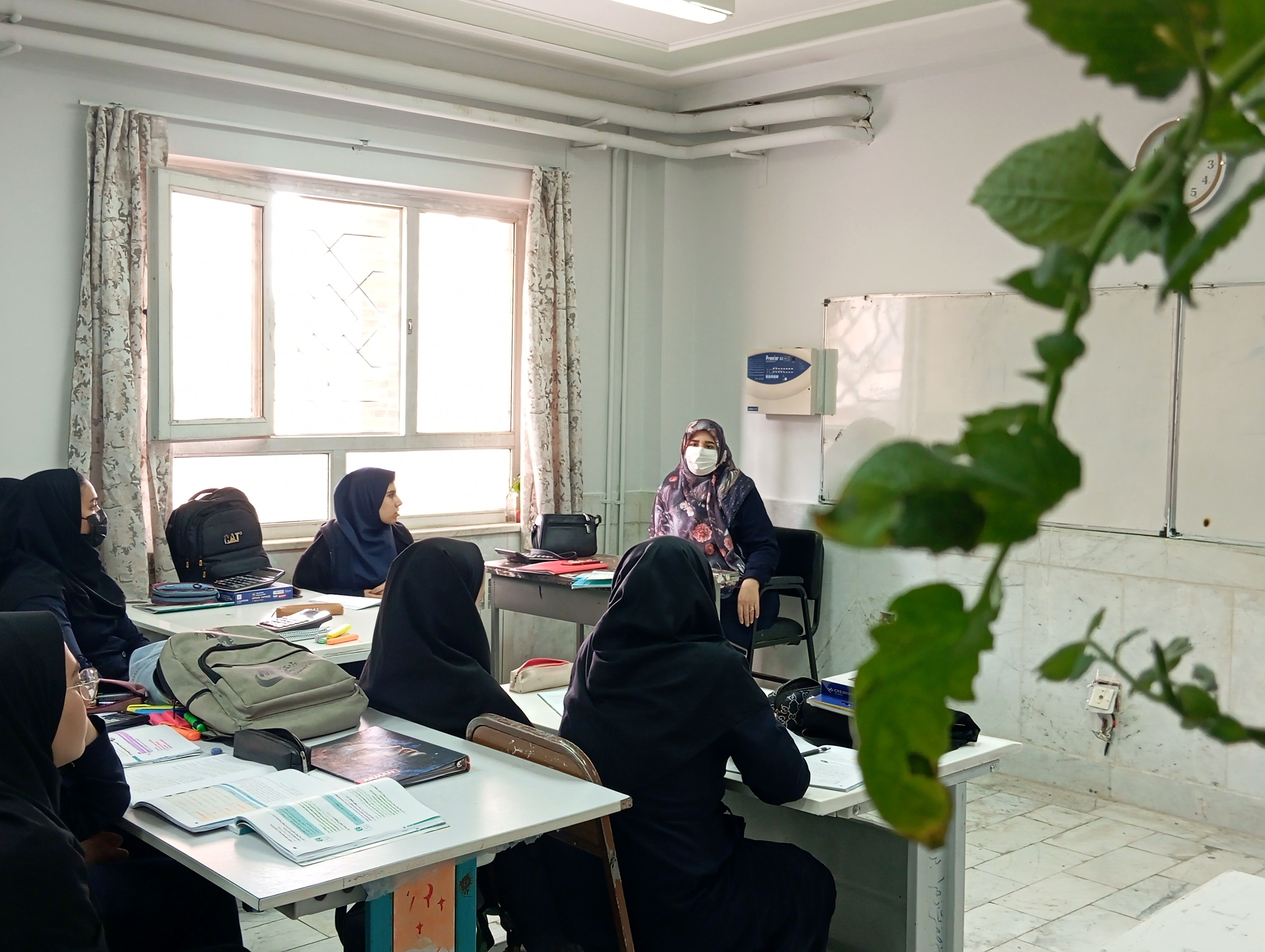 تیم مشاوره استان در هنرستان حضرت زهرا(س) شهرستان بن