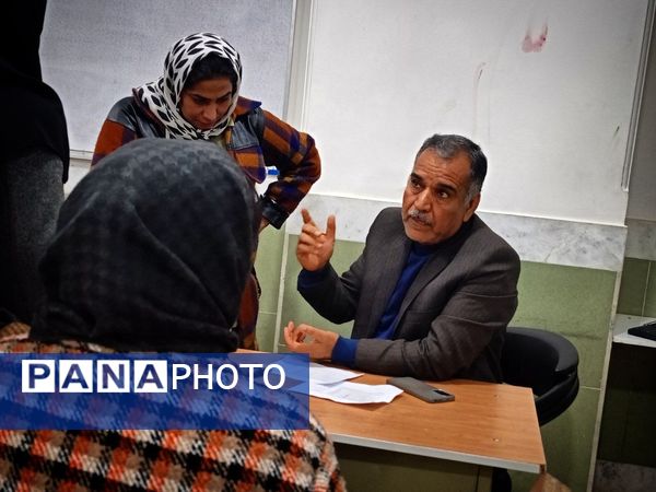 تحویل کارنامه هشدار دانش آموزان به اولیا دبیرستان میثاق