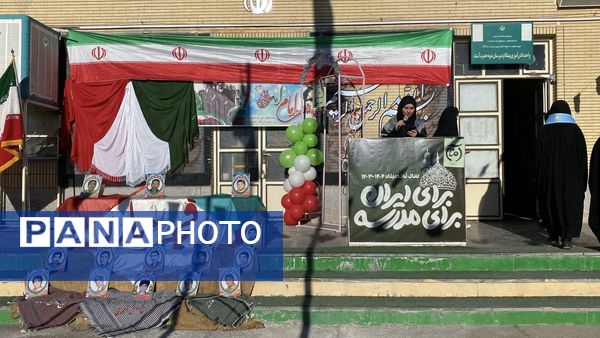نواخته شدن زنگ انقلاب در دبیرستان نمونه دولتی آمنه(س) 