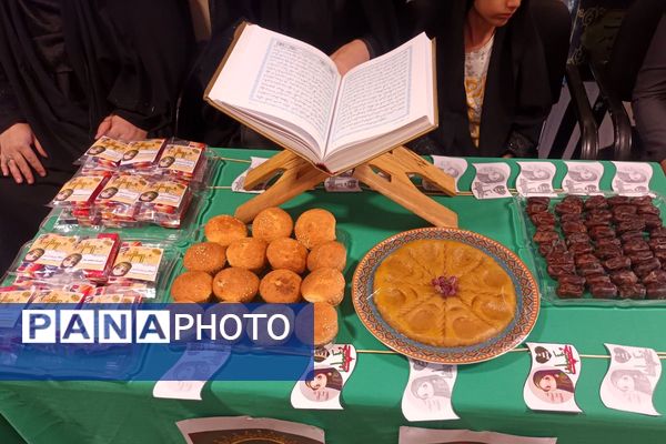 برپایی ایستگاه صلواتی و سفره حضرت فاطمه زهرا (س) در دبستان بنت‌الهدی فیروزکوه