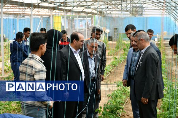 بازدید فرماندار و مدیر آموزش و پرورش مه ولات از مجموعه هنرستان کشاورزی امام خمینی (ره)