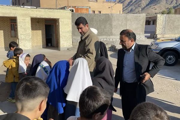 ۴ کامیون اقلام آموزشی و پوشاک بین دانش‌آموزان عشایری توزیع شد