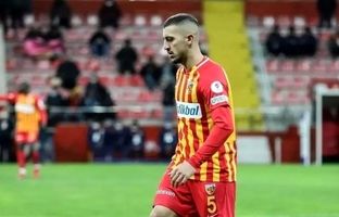 یاغی آبی پوش کایسری‌اسپور در نزدیکی اردوگاه پرسپولیسی‌ها