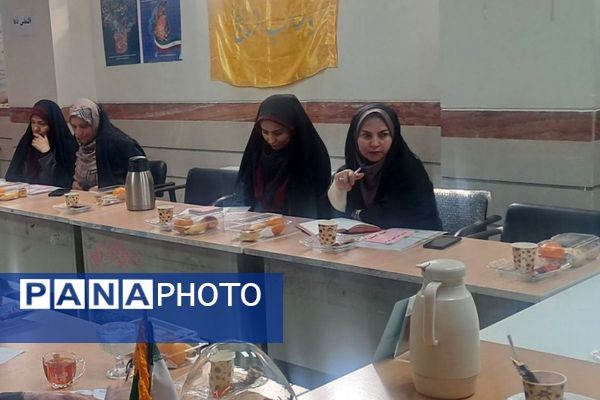  جلسه مدیران قطب ۵ دوره ابتدایی در مدرسه قائم(عج) بهارستان‌دو