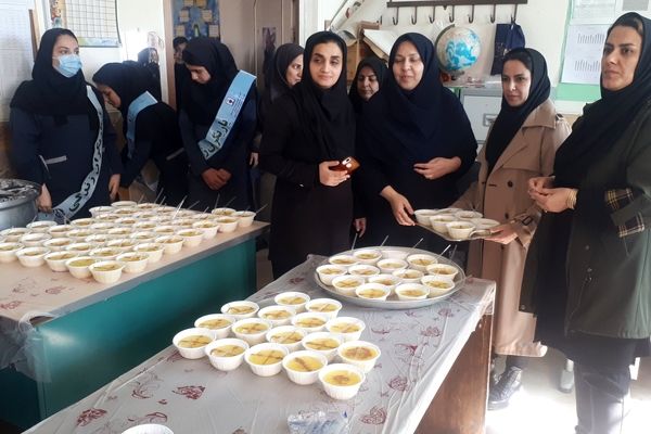 همبستگی و شادی دانش‌آموزان با جشن بزرگ شله‌زرد در دبیرستان خدیجه کبری(س) منطقه زاغه