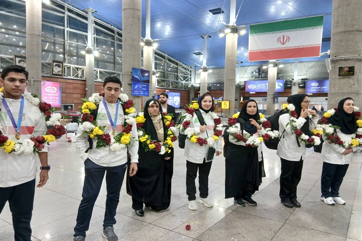 ساعقه طلایی در آسمان ورزش ایران/ بازگشت طلایی‌پوشان بلندقامت دانش‌آموز ایران با کاپ قهرمانی + فیلم