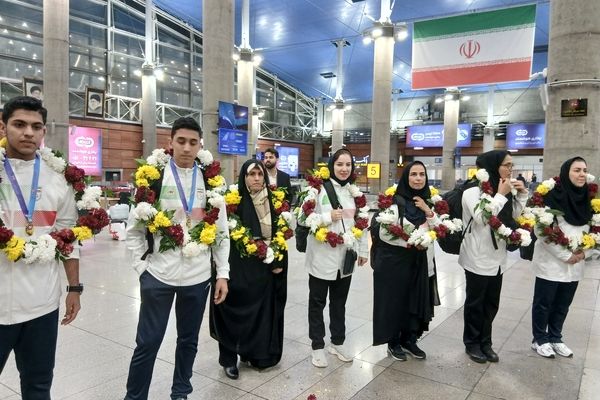 ساعقه طلایی در آسمان ورزش ایران/ بازگشت طلایی‌پوشان بلندقامت دانش‌آموز ایران با کاپ قهرمانی + فیلم