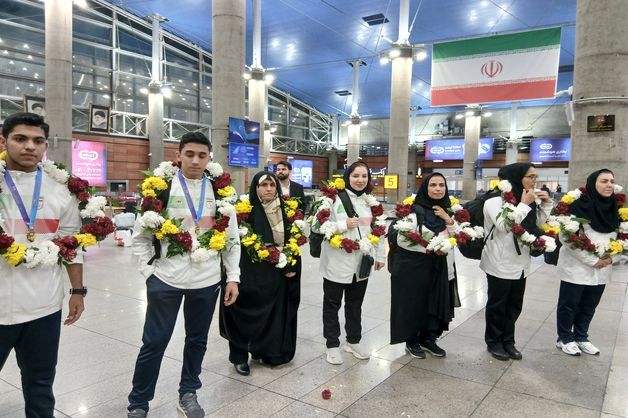 ساعقه طلایی در آسمان ورزش ایران/ بازگشت طلایی پوشان بلندقامت دانش آموز ایران با کاپ قهرمانی