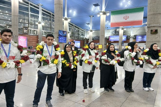 ساعقه طلایی در آسمان ورزش ایران/ بازگشت طلایی‌پوشان بلندقامت دانش‌آموز ایران با کاپ قهرمانی + فیلم