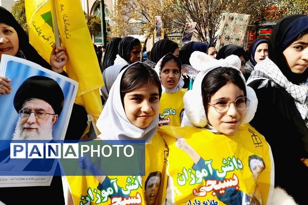 راهپیمایی روز دانش‌آموزان در ناحیه 6 مشهد 