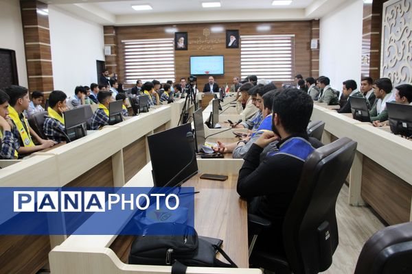 نشست معاون پرورشی و فرهنگی وزیر آموزش و پرورش با دانش آموزان پسر عضو تشکل‌های دانش‌آموزی 