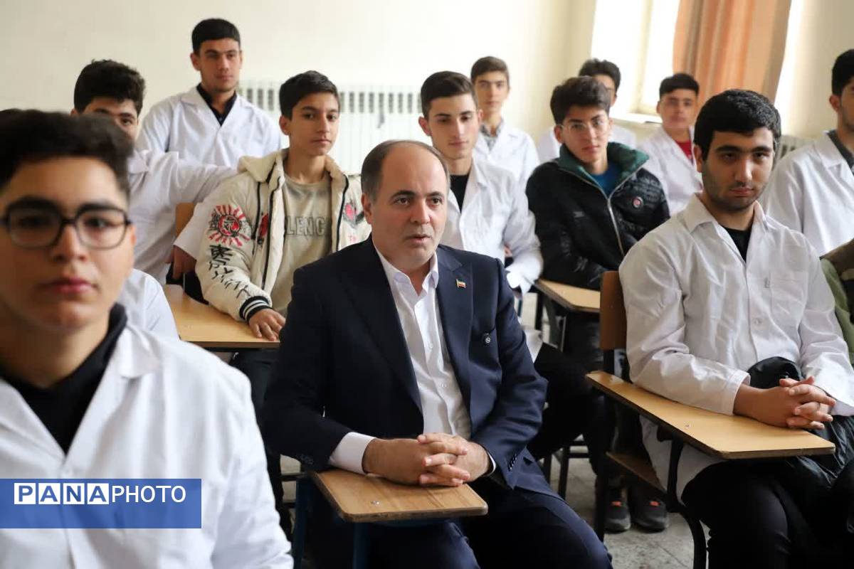 حضور وزیر کشاورزی در مراسم صبحگاهی هنرستان کشاورزی تبریز