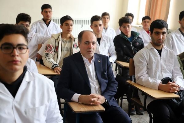 حضور وزیر کشاورزی در مراسم صبحگاهی هنرستان کشاورزی تبریز