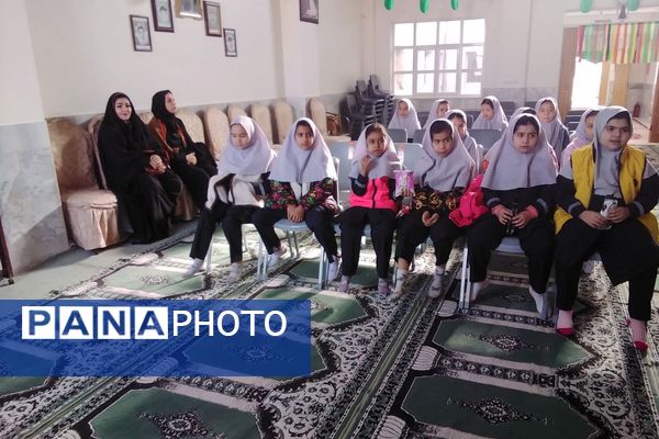 گرامیداشت هفته کتاب و کتاب‌خوانی در دبستان دخترانه جعفریه با حضور پرشور دانش‌آموزان