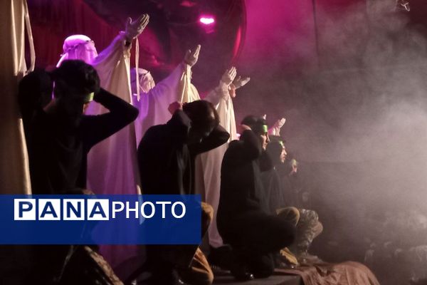 «روایت زمان»؛ هنرنمایی تئاتری در ستایش شهدا روی صحنه فرهنگسرای رازی ورامین