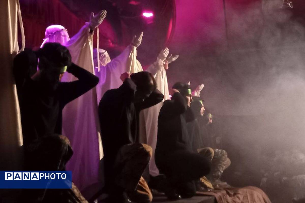 «روایت زمان»؛ هنرنمایی تئاتری در ستایش شهدا روی صحنه فرهنگسرای رازی ورامین