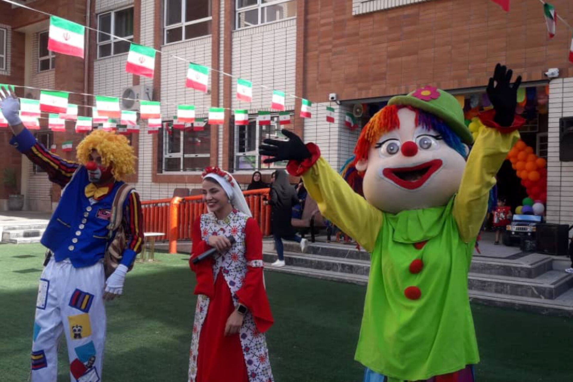 جشن شکوفه‌ها در دبستان آذر صابر ناحیه ۴ شیراز 