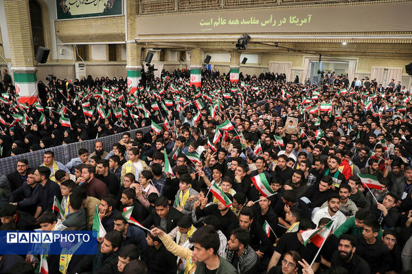 دیدار هزاران نفر از دانش‌آموزان و دانشجویان با رهبر انقلاب