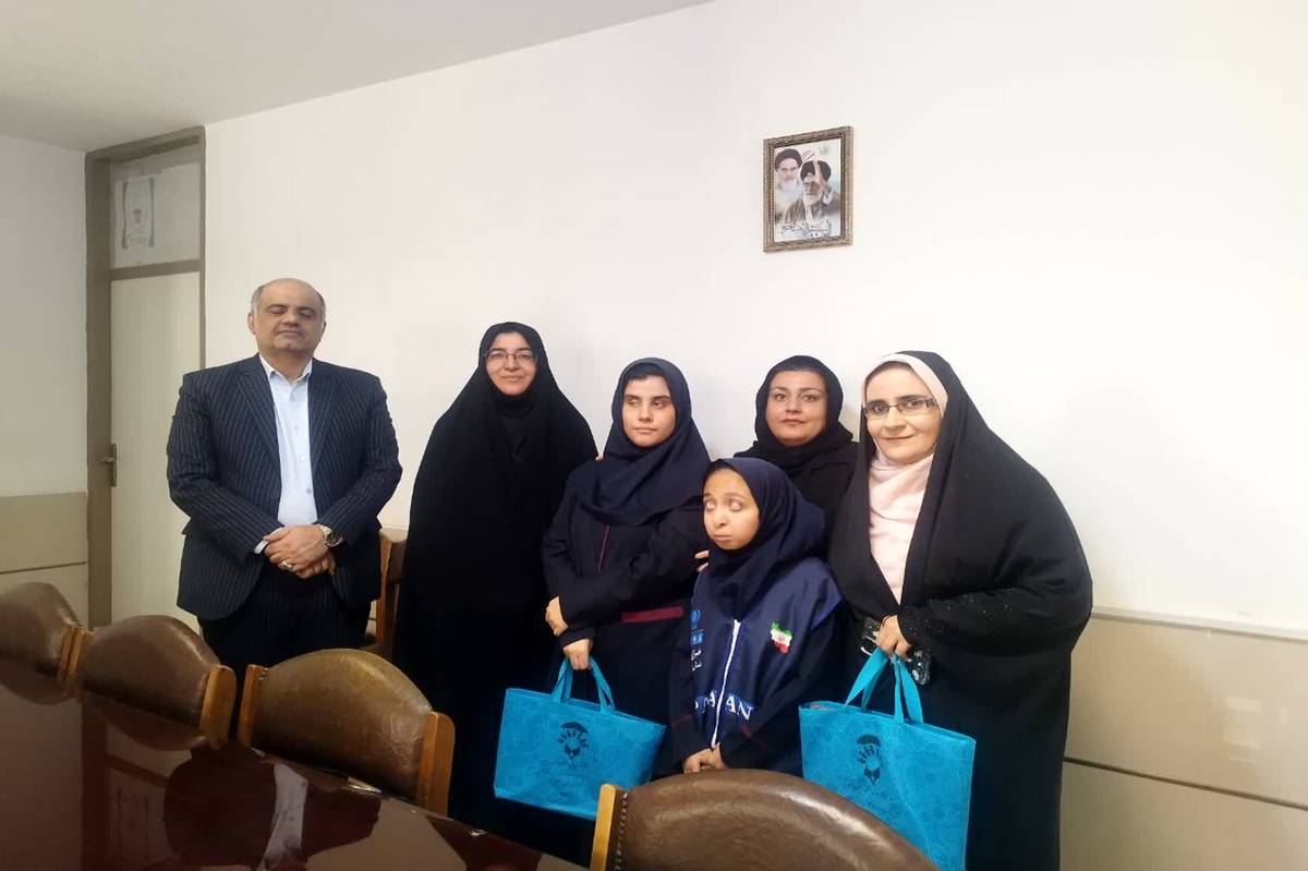 برگزاری جلسه تقدیر از دانشآموز تلفیقی با نیازهای ویژه در اداره استثنایی استان اصفهان