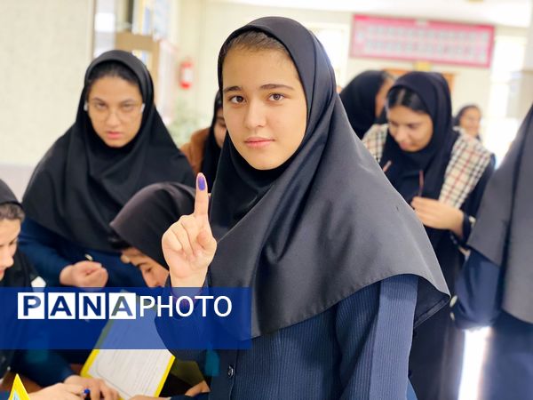 برگزاری انتخابات شورای دانش‌آموزی دبیرستان نمونه دولتی آمنه(س) شهرستان مه ولات