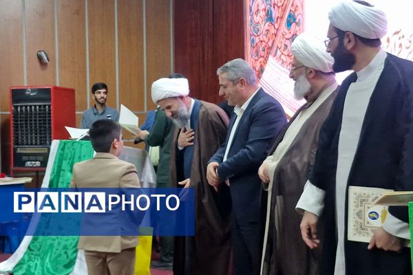 آیین تجلیل از برگزیدگان مسابقات قرآن و عترت بسیج قرچک