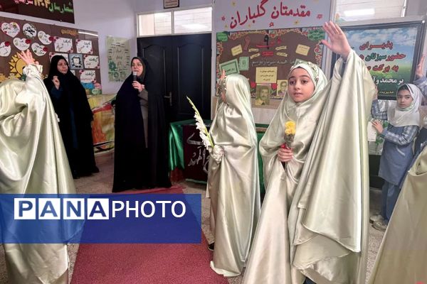 پرچم متبرک امام حسین(ع) میهمان دانش‌آموزان مدرسه زنده‌یاد قمصری