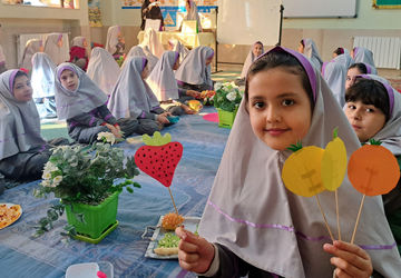 جشن میوه در مدرسه محدثه مهاجران