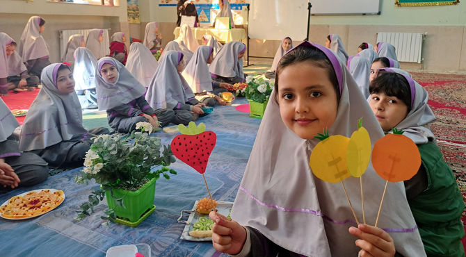 جشن میوه در مدرسه محدثه مهاجران