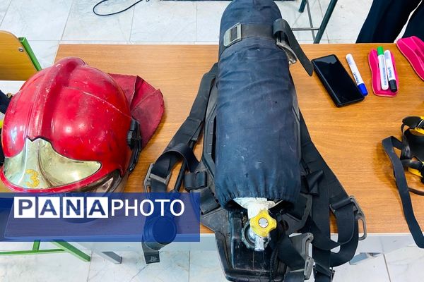  آماده‌سازی مانور زلزله با آموزش آتش‌نشان‌ها در مدرسه نمونه‌دولتی شهید مطهری رباط‌کریم