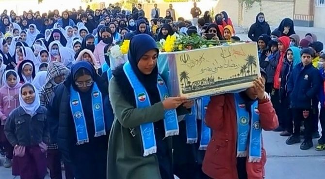 دانش‌آموزان حاجی‌آباد میزبان شهید گمنام شدند