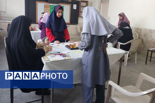 تصاویری زیبا از تمرکز دانش‌آموزان دختر در المپیاد رویش ناحیه۳ شیراز 