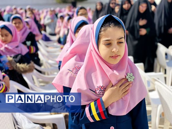 نواختن زنگ جشن نیکوکاری در دبستان زینب قهرمانی مه ولات