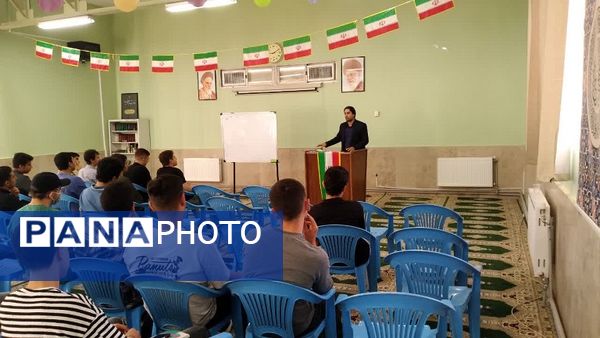 جلسه‌ مشاوره‌ای و توجیهی کنکور در دبیرستان معلم ساوجبلاغ